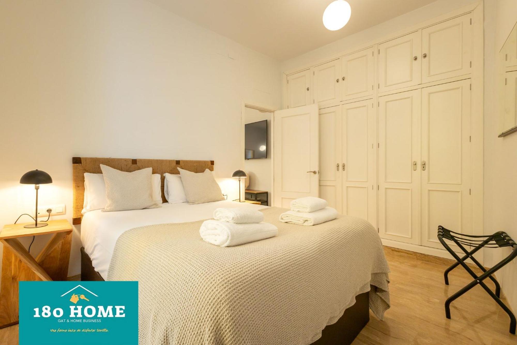 180 Home Goyeneta Luxury Sevilla Bagian luar foto